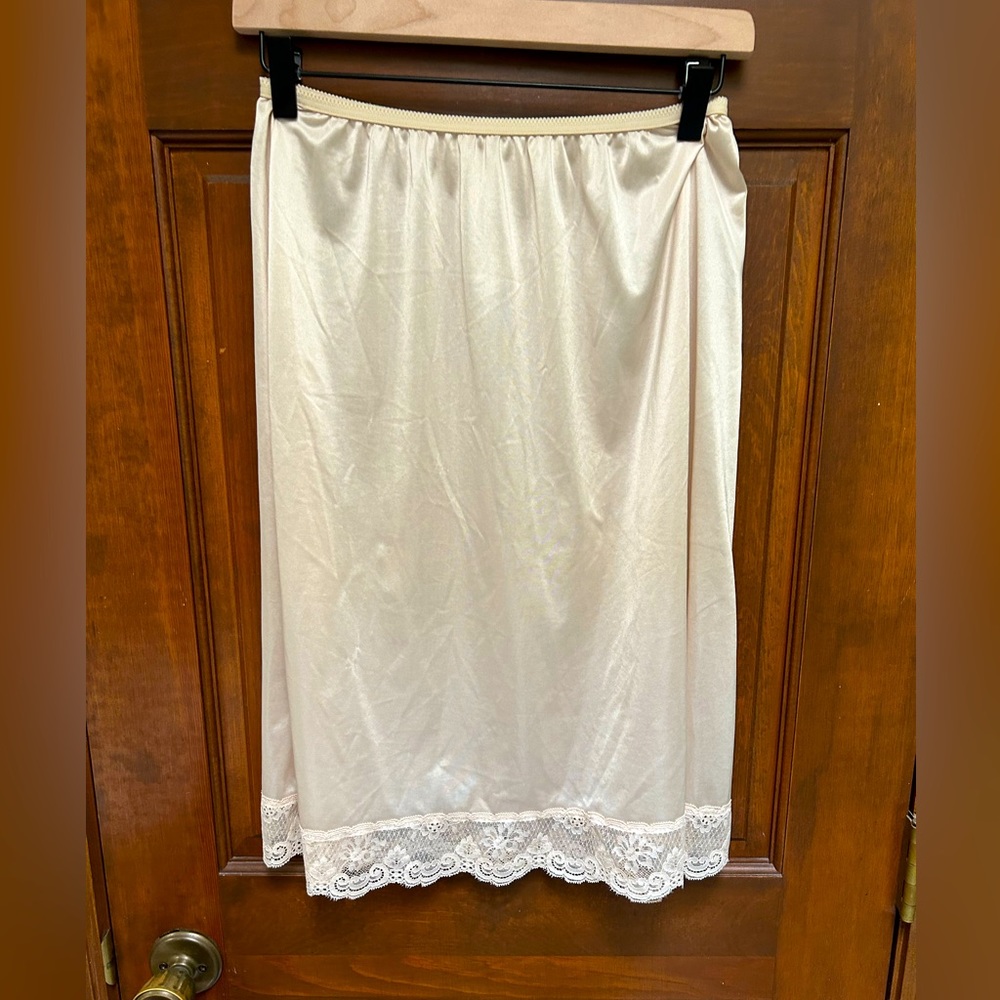 LORRAINE VTG Cream Nylon Half slip w/lace trim. Size L.